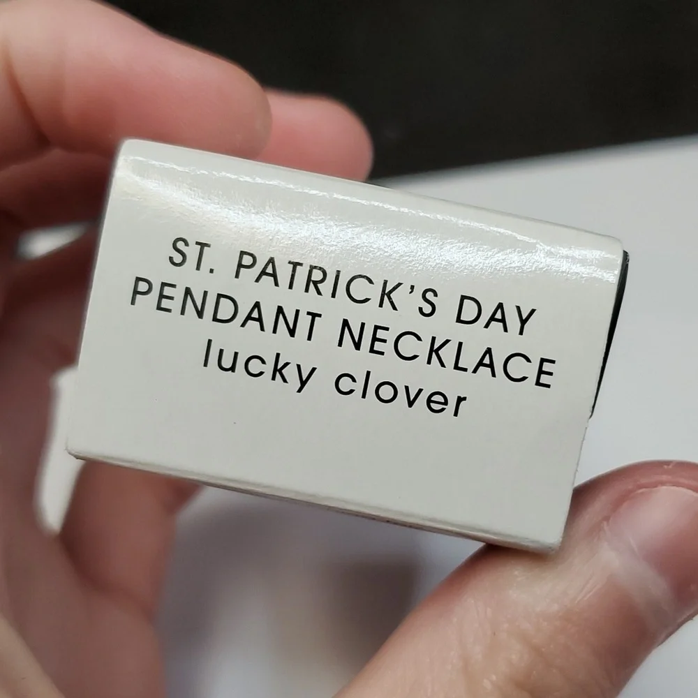 Saint Patricks day lucky clover necklace ~ 16 inches made by Avon 2010 - Picture 7 of 8